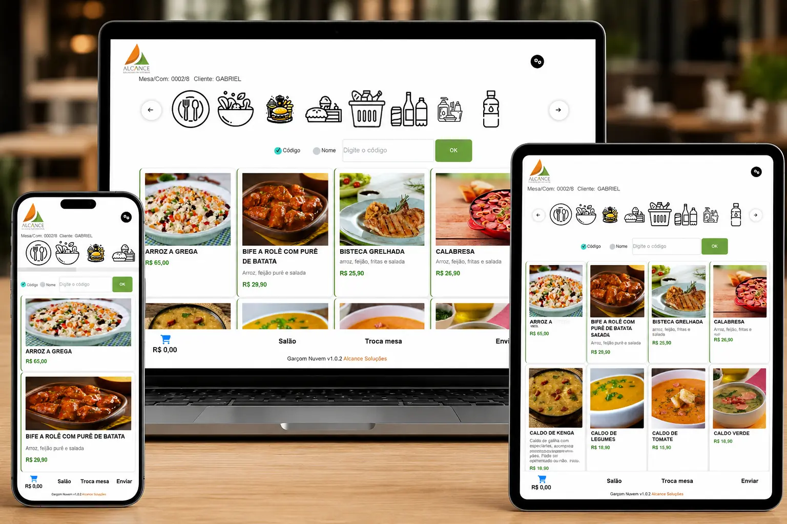 Módulo Atendimento Garçom sendo exibido simultaneamente em uma tela de notebook, tablet e smartphone com fotos dos pratos e preços